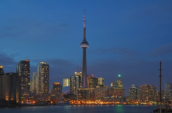 Die Skyline der kanadischen Stadt Toronto in Ontario.