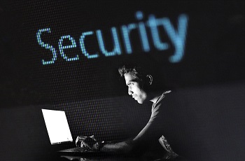 Ein Hacker bei Nacht am Computer.