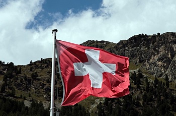 Eine Schweizer Flagge im Wind.