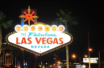 Das legendäre Eingangsschild von Las Vegas bei Nacht.