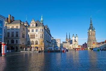 Innenstadt von Halle in Sachsen-Anhalt in den frühen Morgenstunden.
