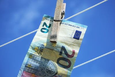 20-Euro-Schein wurde zum Trocknen mit einer Wäscheklammer an eine Wäscheleine gehängt.