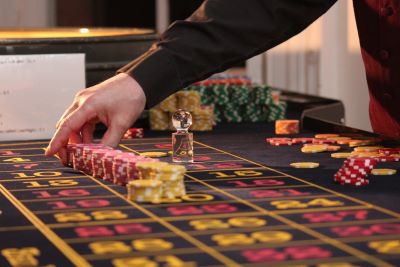 Ein Mann stapelt auf einem Roulettetisch mehrere Spielchips.