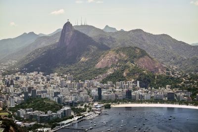 Rio de Janeiro mit seinem berühmten Berg Corcovado und der Christusstatue.