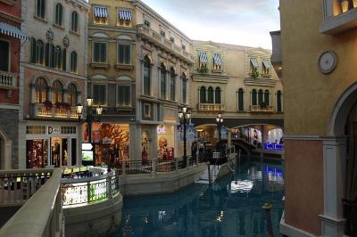 Ein Casino auf Macau im venezianischen Stil: Zwischen den Gebäuden befindet sich Wasser und Brücken.