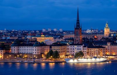 Eine schwedische Stadt bei Nacht.