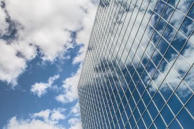 Bürogebäude und Blick in den Himmel.