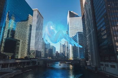 Ein Frau als Hologramm schwebt in einer Stadt mit Hochhäusern.