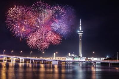 Ein Feuerwerk leuchtet über Macau.