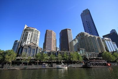 Melbourne mit den typischen Hochhäusern, die auch Crown besitzt.