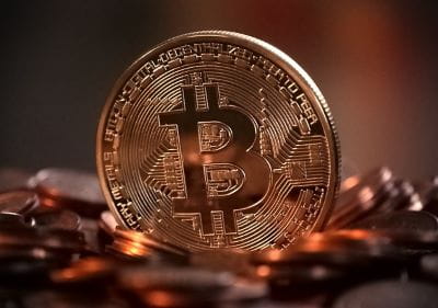 Ein abgebildeter Bitcoin, eine der bekanntesten Kryptowährungen.